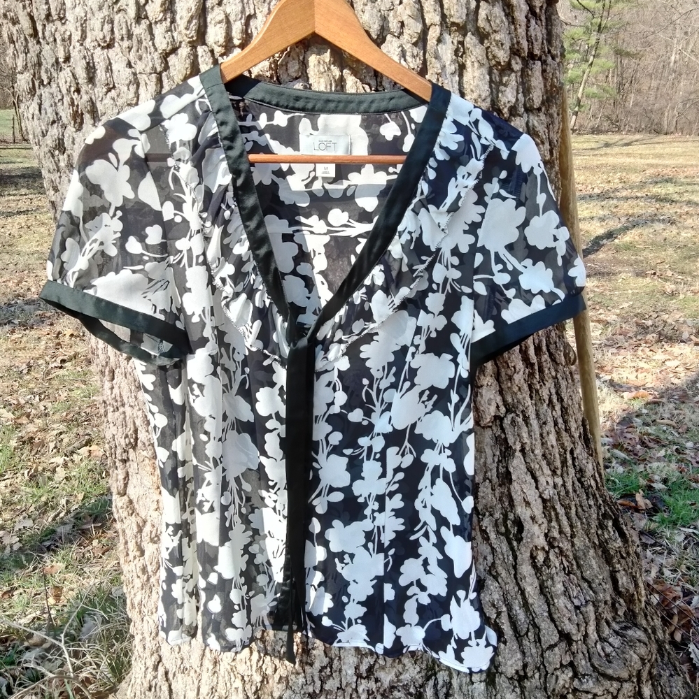 💲CLEARANCE 💲LOFT Blouse in size M